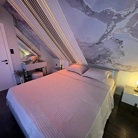 Luxury Skylight Loft & Terrace Center